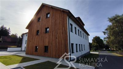 PLNĚ ZAŘÍZENÝ KOMFORTNÍ PROSVĚTLENÝ BYT V NOVÉM DOMĚ – JAVORNÁ – ŠUMAVA 1