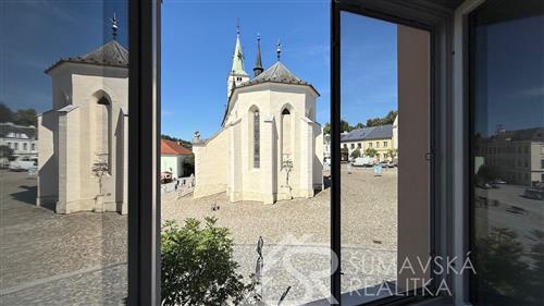 KOMFORTNÍ, PLNĚ VYBAVENÝ APARTMÁN 3KK - 90 m2, NA ŠUMAVĚ ZA 7,4 MIL. VČETNĚ GARÁŽE 1