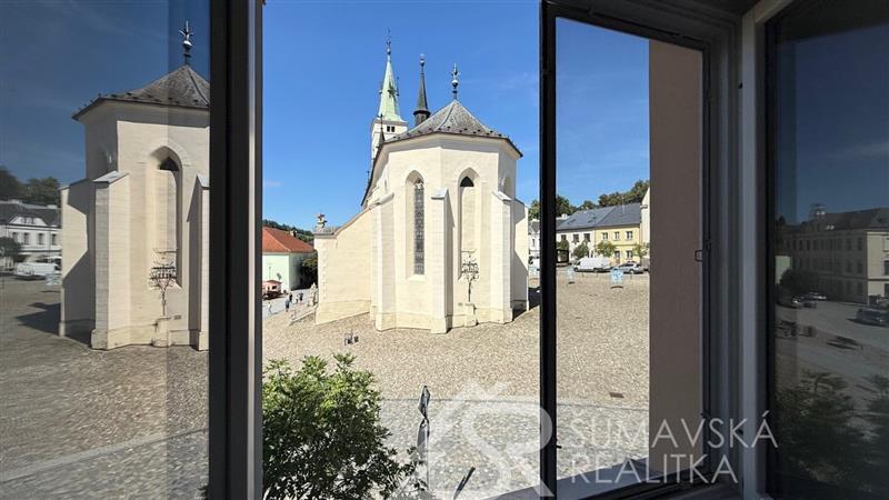 KOMFORTNÍ, PLNĚ VYBAVENÝ APARTMÁN 3KK - 90 m2, NA ŠUMAVĚ ZA 7,4 MIL. VČETNĚ GARÁŽE 1