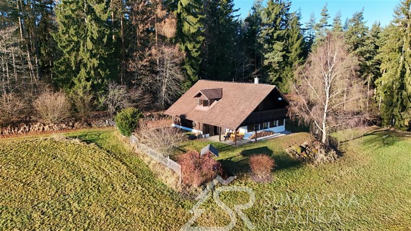 DŮM NA SAMOTĚ U LESA S FANTASTICKÝM PANORAMATICKÝM VÝHLEDEM,  OSTRUŽNO NA ŠUMAVĚ 1