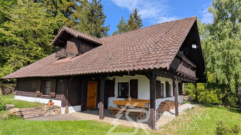 DŮM NA SAMOTĚ U LESA S FANTASTICKÝM PANORAMATICKÝM VÝHLEDEM, OSTRUŽNO NA ŠUMAVĚ. SLEVA 1