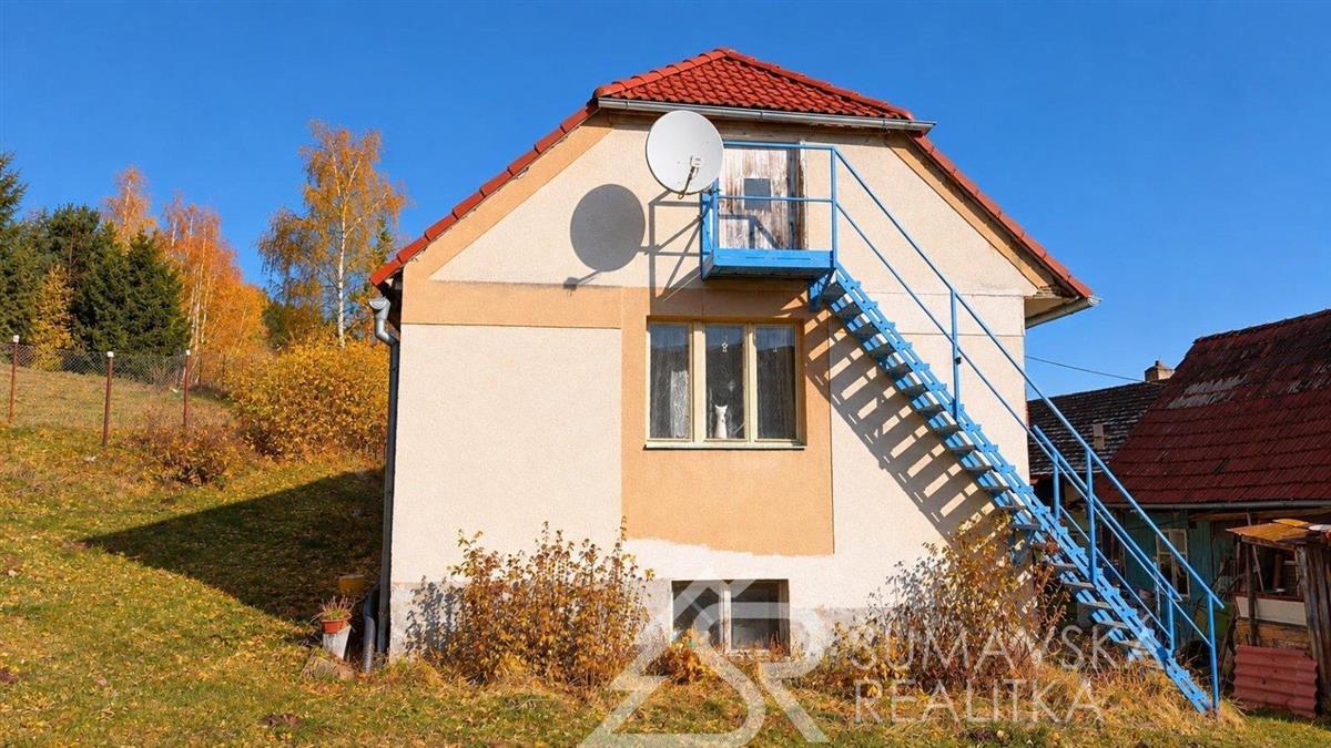 Podzimní venkovský dům s modrým schodištěm.jpg