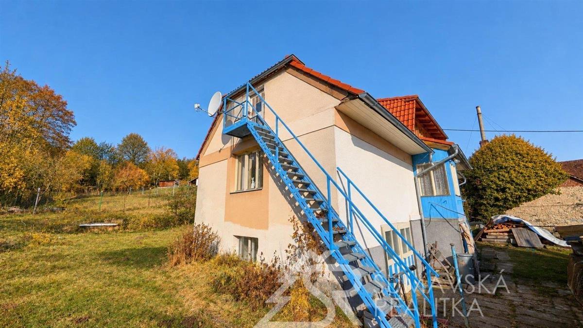 Venkovský dům s modrým schodištěm na podzim.jpg