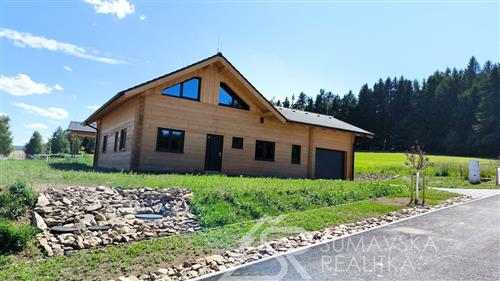 NOVOSTAVBA S GARÁŽÍ - VÝJIMEČNĚ PŘÍVĚTIVÉ MÍSTO NA ÚBOČÍ JAVORNÍKU–ROHANOV, CENTRÁLNÍ ŠUMAVA 1