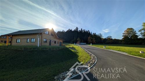 NOVOSTAVBA S GARÁŽÍ - VÝJIMEČNĚ PŘÍVĚTIVÉ MÍSTO NA ÚBOČÍ JAVORNÍKU–ROHANOV, CENTRÁLNÍ ŠUMAVA 1