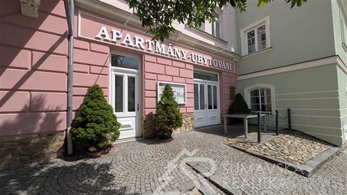 NEBYTOVÝ PROSTOR PRO VINOTÉKU NEBO OBCHOD V PŘÍZEMÍ RENOVOVANÉHO DOMU NA NÁMĚSTÍ – KAŠPERSKÉ HORY 1