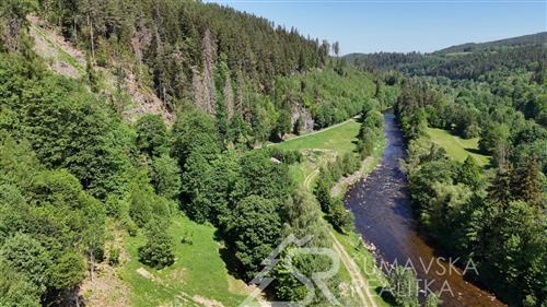 STAVEBNÍ POZEMEK NA KRÁSNÉM A KLIDNÉM MÍSTĚ V BLÍZKOSTI ŘEKY OTAVY NA HRANICI NÁRODNÍHO PARKU ŠUMAVA-REJŠTEJN SLEVA 1